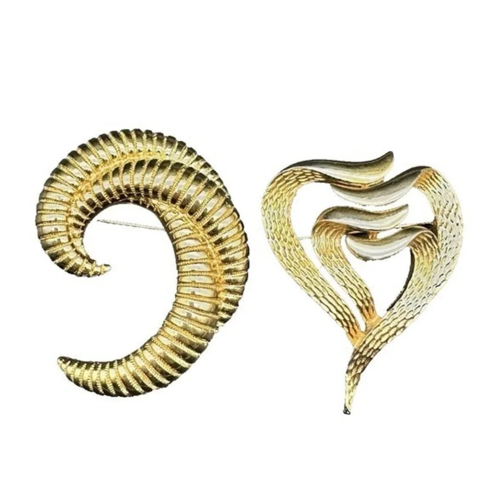 Vintage Set Gold-tone Monet Ribbed Crescent Modernist Heart Large Brooch‎ Pins